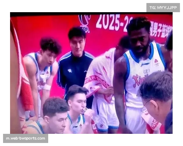 新疆防守沟通问题:年轻球员换防不及时出现漏人 新疆防守沟通问题:年轻球员换防不及时出现漏人